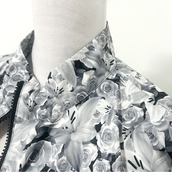 Nike Women’s Oversized Medium Floral Black and White Windbreaker Running Jacket - Picture 4 of 13